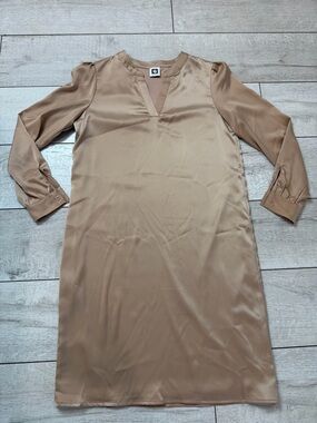 Anne Klein Tan Satin Long-Sleeve V-Neck Shift Dress